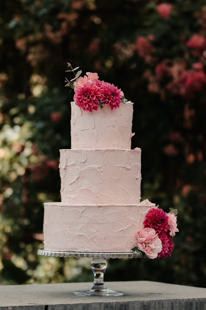 Schöne Hochzeitstorte mit Blumen - Hochzeitsrednerin & Traurednerin Chiemsee