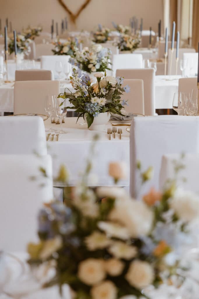 Ein festlich geschmückter Saal. Mit Blumen und Kerzen